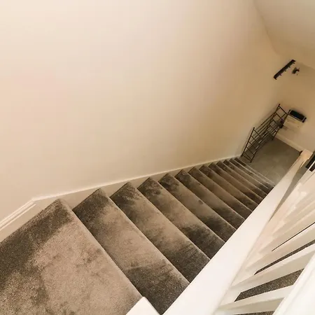 3 Strickland Court 4*